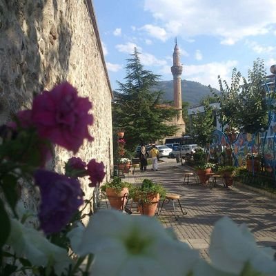 Her kalp, kendi içindeki çiçeğin kokusunu verir. :) Kalbinizle Yaptığınız Her şey size geri dönecektir.... !! :)