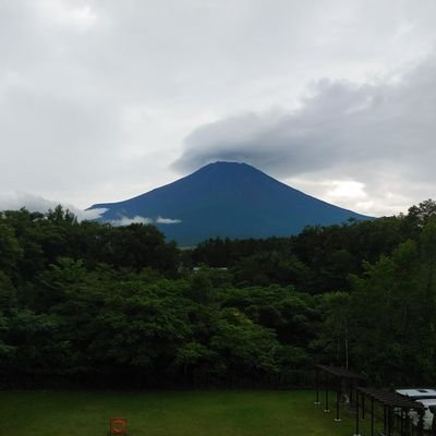 兵庫県姫路市山奥の寒村出身　学生時代は講義は欠席の連続、自らのクライシスと向き合うべく読書三昧。団塊の最後の世代。
何者にもなりたくなかった。
学生時代パチンコで旅費を稼ぎ、車窓に流れる風景を求め、書物片手に放浪の旅へ。
反ポピュリズム。反(低俗な)リアリズム。反権威主義。