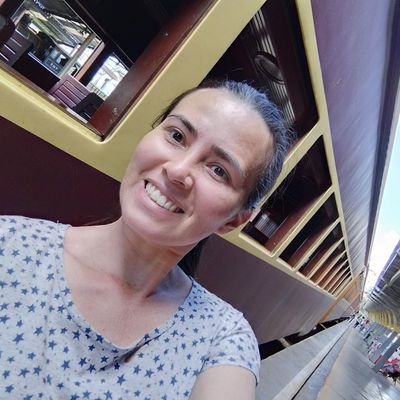 Paraibana, mineira de coração, apaixonada pela Maira, apaixonada por viagens, acredita na democracia, na ciência e em Deus.
