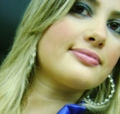 Uma aquariana de 19 anos que cursa odontologia e muito feliz com sua vida!