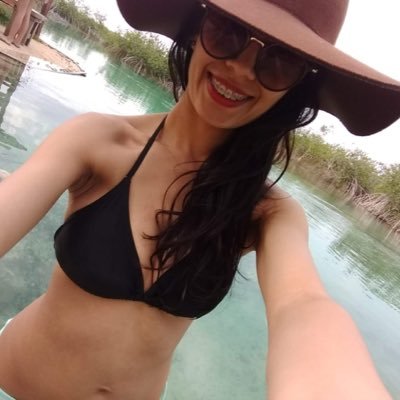 Soy una mujer muy intensa, con grandes expectativas, amo la playa y soy fanática de la nieve. Instagram: Kary_dls