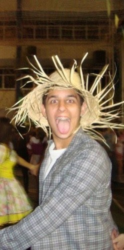 As pessoas te amarão pelo o que você é, e outras te odiarão pelo mesmo motivo. Acostume-se!