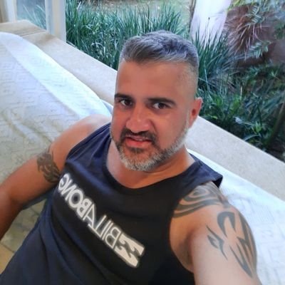 Não deixe que a tristeza do passado e o medo do futuro tire sua felicidade.