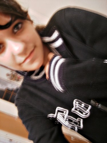 ciumenta, chorona, meio timida e super alegre. sou apaixonada pelo @pelanzarestart, @vivot941B e pelo NSN ♥ http://t.co/XXbCLRGrmW *-*'