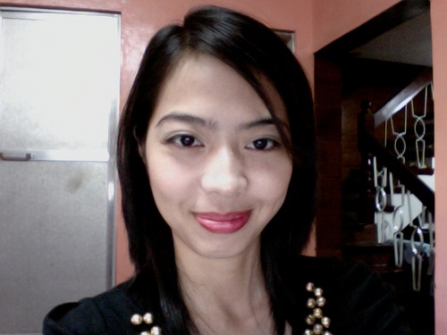 A certified Bag-a-holic! Passionate for Make-up & Beauty. Fashion forward news and Hollywood's up to date news.
