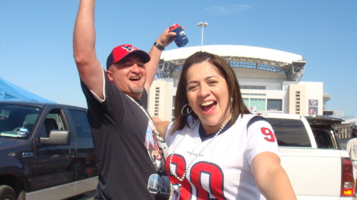 Single work in IT Banking - Texans season ticket holder, play Fantasy Football & WOW , love cooking shows and love traveling and cold beer!!!