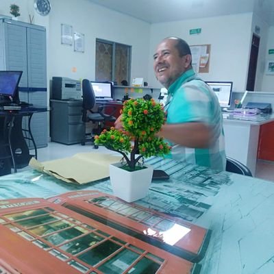 Sencillamente derecho, y a la derecha.