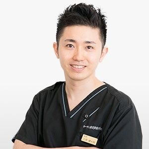 美容外科医。脂肪移植が専門。豊胸、脂肪吸引を得意としています。シリコンは直視下&内視鏡豊胸推奨。乳頭&乳輪縮小をオリジナルのスカーレス乳輪縮小で行なっています。ルーチェクリニック銀座院、新宿美容外科立川院。