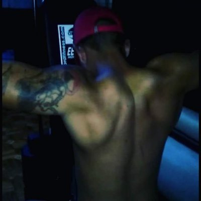 Elreyramses1's profile picture. Viendo el sol en una pequeña ventana