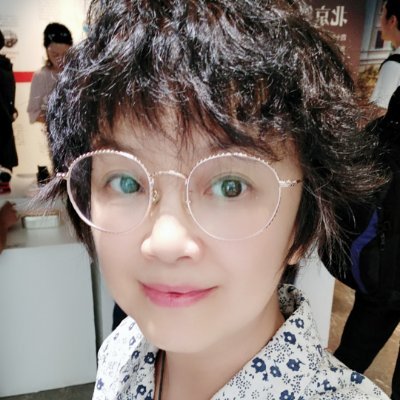 solarparticles9's profile picture. 我是一棵树，长在旷野中
我是一片云，飘在你够不着的地方