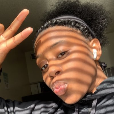 Somewhere drowning in music on a beach |DSU ‘23❤️💙📚|