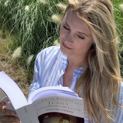 Soy Carla Rovella, escritora. Amante de las historias fantásticas. Autora de Juana La Estrella De La Luz. El gran viaje a Nordestain.