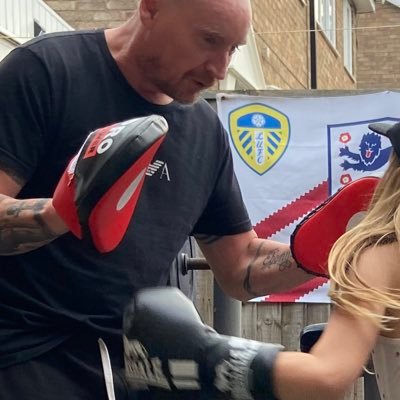 Dad of 2 girls, x army, kids boxing tutor @flyingfutures and proud Leeds United 🏆and England fan🏴insta 21Deano21