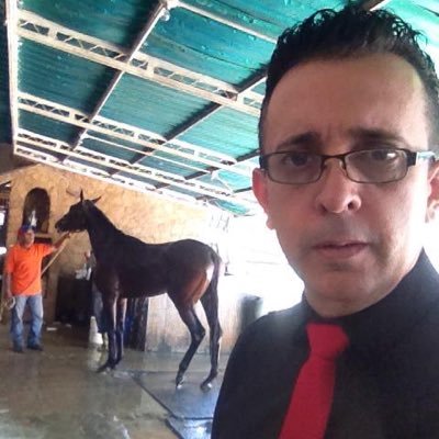 DenisQuijada's profile picture. Si casi no twitteo, es porque no tengo señal aquí arriba, en la cima del éxito.