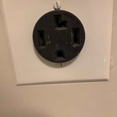 lorakolodny321's profile picture. 