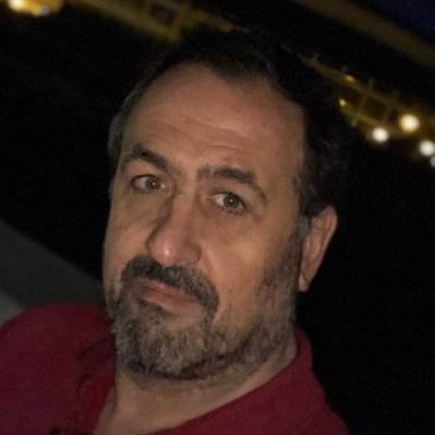 Ingeniero Técnico de Obras Públicas, Ingeniero Civil y Aparejador. Tres hijos y una mujer maravillosos. Madrileño y español