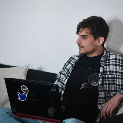 Programador profesional, #IndieGameDev hobbyst, jugador casual de Magic: el Gathering, y escuchador de música. Más o menos.
🎮🎧💻🍕 
Internet victim