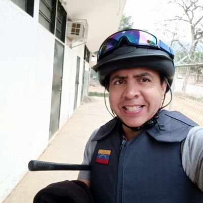 Ing. Electrónico, Thoroughbred Horsetrainer and Rider in New York NYRA  ...y Escucho al mejor del Mundo Ruben Blades. instagram: @lenin_cruz39