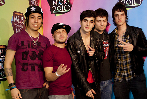 # É tão bom morrer de amor por vcs e continuar vivendo .. ~ Eles chegaram assim do nada, dominando meu coração sem piedade /* Since 18/10/2010 '