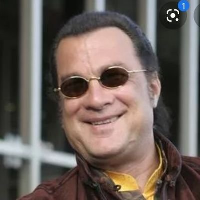 Yo me curé un día lanzando cuchillos y con medicina Seagal.