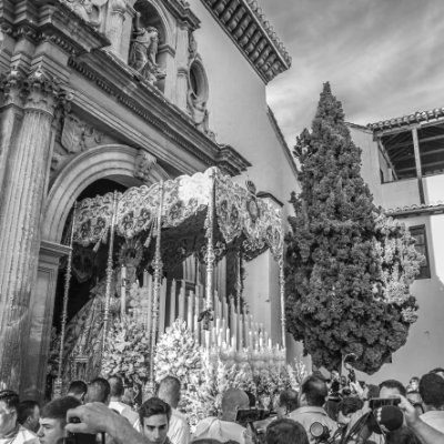 ChicotasAurora's profile picture. Costaleros y devotos de la Aurora del Albayzín que vuelven a llevar hasta Granada a la que reina en la ciudad cada Jueves Santo.