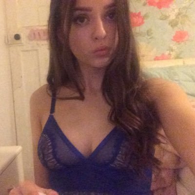 Salut je m’appelle Eva et je suis accro au sexe 🥵 Je vends mes services (nudes/vidéos/cams/reel) venez me voir en DM 🥰❤️