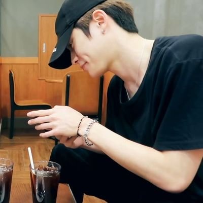 《Jung Jaehyun NCT RP》''You've been locked in here forever and you just can't say goodbye''
_Cigarettes After Sex -Apocalypse