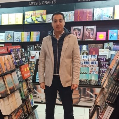 كاتب روائى، ومؤلف قصص مصوره وقصص اطفال وناقد لالعاب الفيديو على شويه حاجات تانيه.