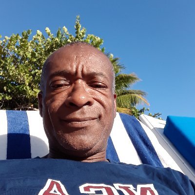 Easy going gay Jamaican-American. Into  new experiences, meeting people and always seeking to find some good energetic fun. Let's hang, get to know each other.