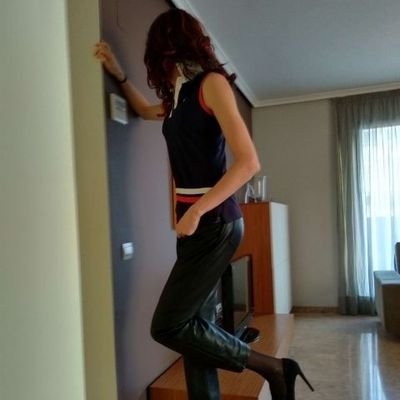 hola soy Carla, CD de Valencia deseando avanzar en mi trasformación hacia un sissy rubberdoll.
