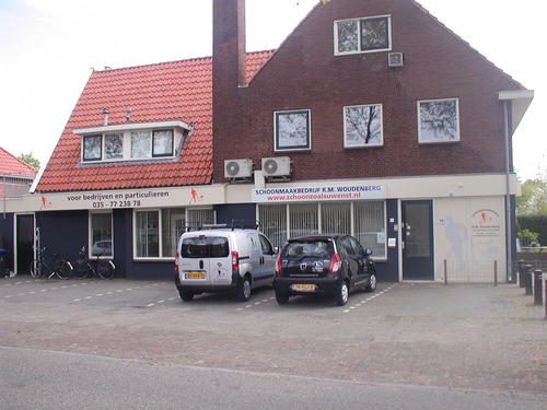 Wij zijn een schoonmaakbedrijf wat levert aan particulieren en bedrijven in het Gooi(reguliere en eenmalige schoonmaak) We hebben geen wachtlijsten!