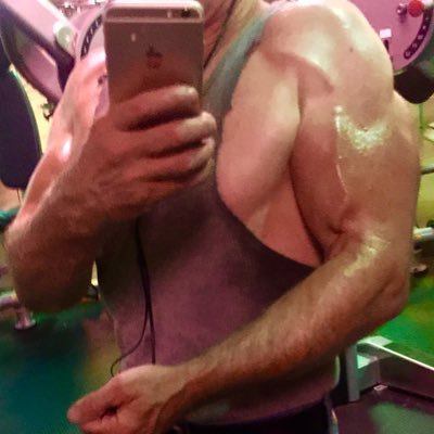 bodybuilder here who loves pumping my muscles big and hard and then flexing with other muscle boys in the gym steam and sauna.