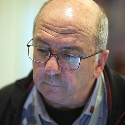 Viquipedista.
Els que diuen que és impossible no haurien de molestar als que ho estan fent.