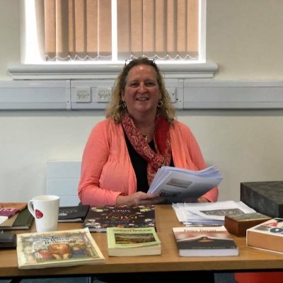 Linguist, poet, Senior Lecturer @ UWTSD Lampeter. Counsellor. Research associate: code-switching, Language Awareness and Intercultural encounters.