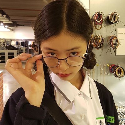 2nd_Loma's profile picture. R이 아니라 L을 쓰는 Loma예요
프사는 류진 of @ITZYofficial