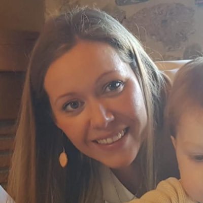 titiii27's profile picture. A l'impacient se li oblida la mel del present. Quan algú t’abraci deixa que sigui aquella persona la que es deixi anar primer