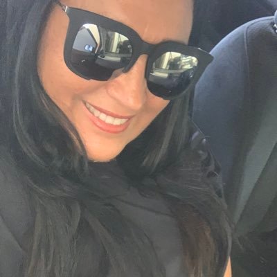 estilista, economista, diretora da emp CIA Z nas hs vagas e budista em tempo integral. prioridades, paz, amor, meio ambiente e felicidade p todos!só alegrias