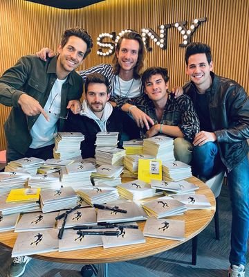 ¿Lo mejor del mundo? Dvicio


































Su música salva nuestras vidas💙🥰