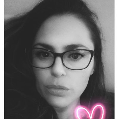 An introverted wifey who loves baseball, books, and wine.