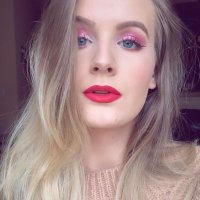 Elizabeth Hayes - @ElizabethxHayes Twitter Profile Photo