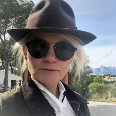 God mod børn og dyr, social og spiser pænt. Borgerligt navn: Christina Ehrenskjöld. Journalist og forfatter (People’s) Kontakt: christinaehrenskjold@gmail.com