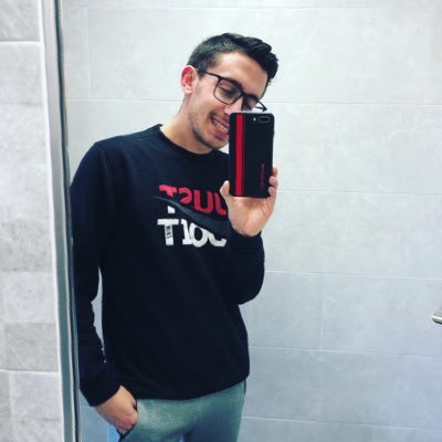 Con un ojo abierto y el otro soñando ⚡️🔥❤️☘️💫 Actualmente hago directos de league of Legends / Fornite. https://t.co/c79HQKdJI4