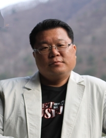 글길문학동인회 회장, 안양문인협회 부회장, 도서출판 시인 대표, 두리컨테이너 대표, 종자와시인박물관 운영위원장