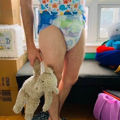 Single gay ABDL on the hunt for a big bro/daddy! Posts often feature BearBear and PèreBear 😴🧸🧸 Late-twenties | He/Him | 18+ only 🔞