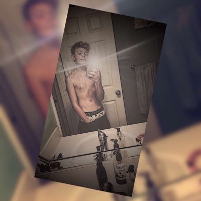 A dab a day helps the bullshi fade away🥴
Snap~zackteasley35🤫