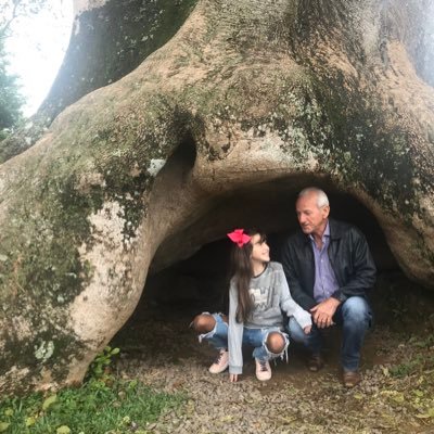 conservador anti petista casado a 45 anos a favor da família dois filhos homens e bm educado e formados já casado avó de 3 netas e um 1 neto no começo dafacul.