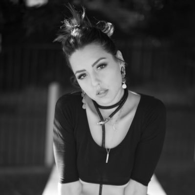 Hi! I am a professional dancer and circus performed based out of los angeles ! I am also a film photographer , model and vegan chef 💋