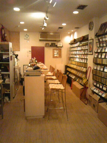 ＣＤ＆ＨＡＷＡＩＩのＦＬＡＶＯＲコーヒーが楽しめる『Ｔｈｅ　ＭＥＬＯＤＹ』店主。ミナミで４０年超え、鰻谷の生き字引とも云われています。