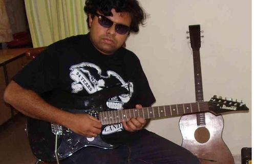 A guitarist with over 2 decades of guitar playing experience, who loves playing a variety of genres; especially blues and metal.