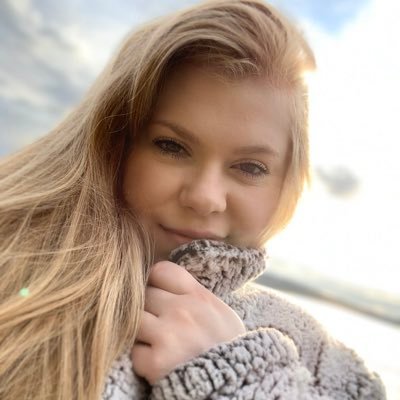 EmilyRenayy's profile picture. 